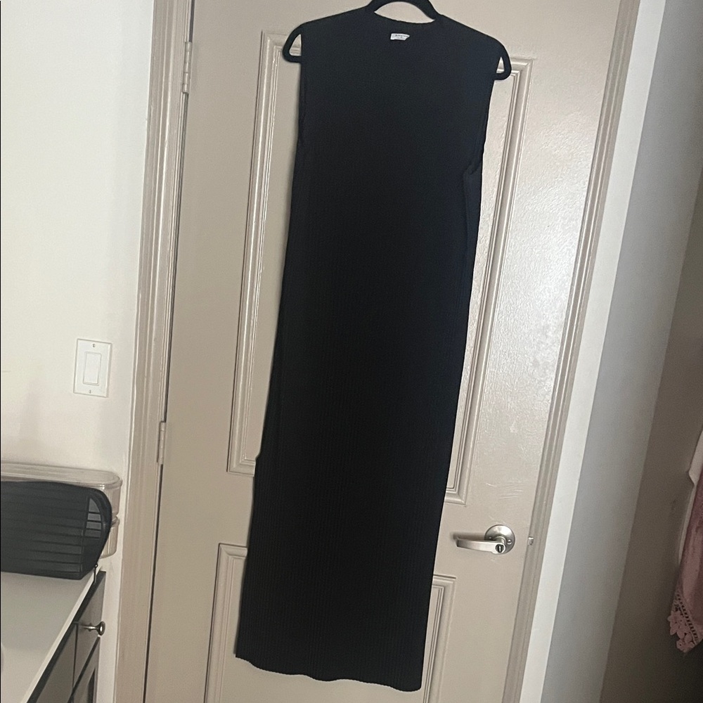 Aritzia Black Sleeveless Dress - pleated